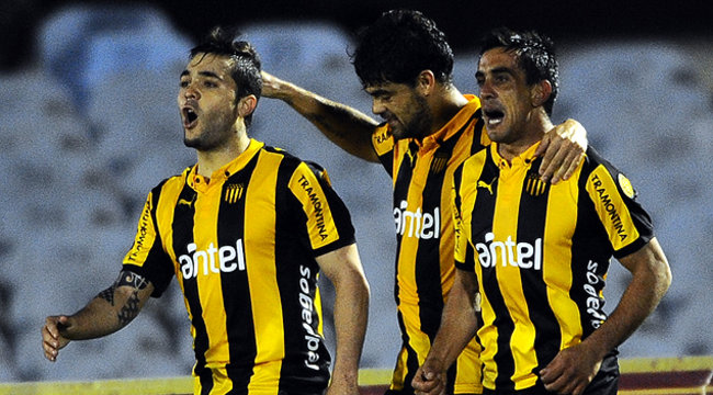 Diogo, Aguiar e Ifrán en pleno festejo del primer gol aurinegro imagen de Tres golazos pusieron al Carbonero arriba