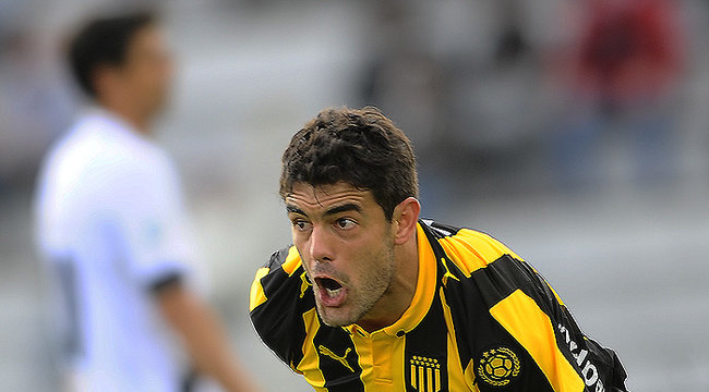 El festejo de gol de Luis Aguiar en Jardines imagen de Triunfo en Jardines