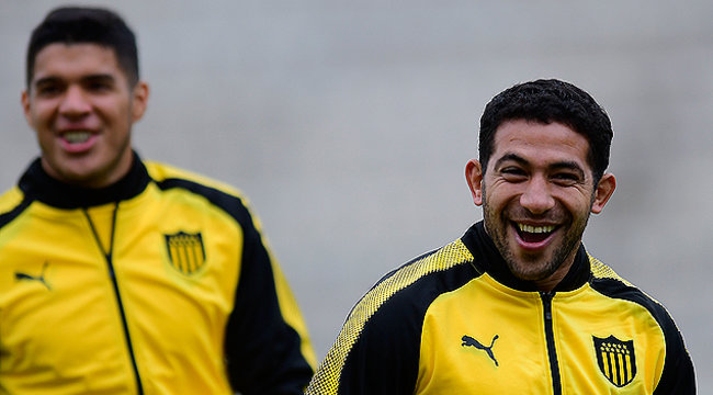 imagen de Peñarol presentó su nueva indumentaria de entrenamiento y concentración