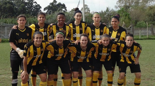 imagen de #FútbolFemenino | Peñarol lidera con puntaje perfecto