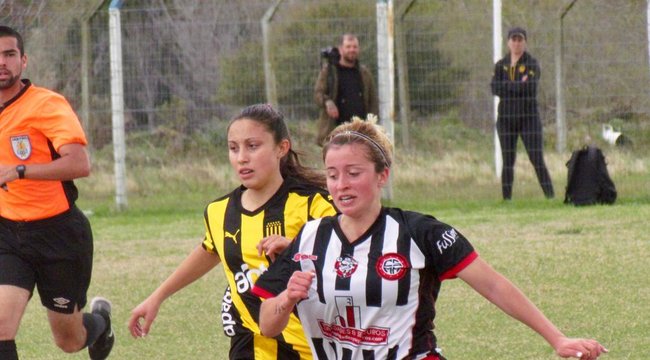 imagen de #FútbolFemenino | Peñarol goleó y lidera en Sub 19