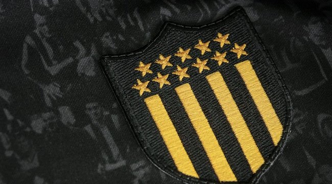 imagen de Peñarol presentó la Camiseta "Campeón del Siglo"