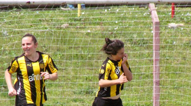 imagen de #FútbolFemenino | Peñarol ganó el Clásico y se trepó a la cima