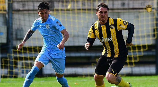 imagen de Peñarol hizo fútbol en el Campeón del Siglo