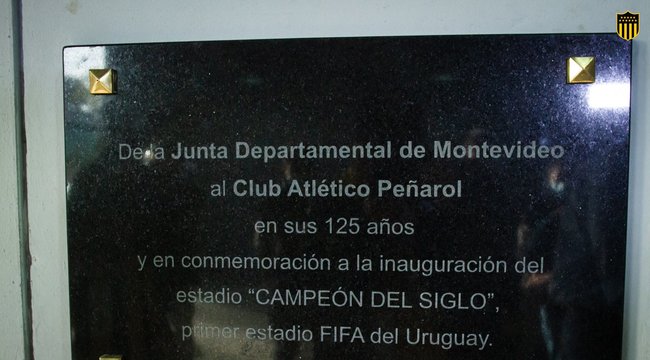 imagen de Placa de la Junta Departamental de Montevideo en el Campeón del Siglo
