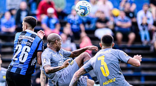 imagen de Peñarol cayó ante Liverpool, pero sigue liderando el Apertura