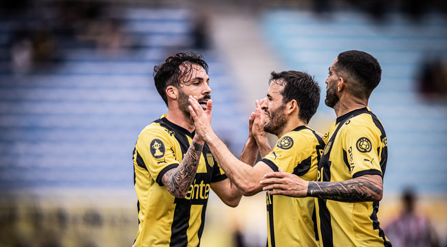 imagen de Peñarol goleó a River y sigue firme en lo más alto