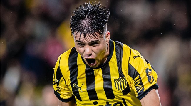 imagen de Peñarol le ganó a Defensor Sporting en el Campeón del Siglo