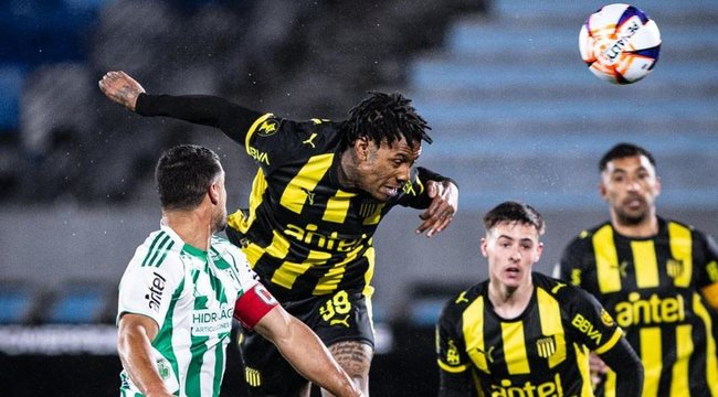imagen de Peñarol igualó con Racing en el Centenario