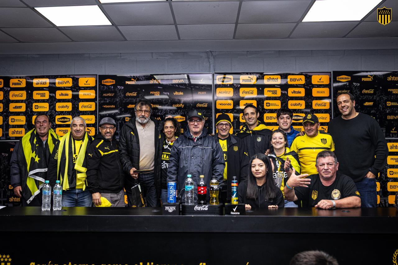 imagen de Peñarol reconoció a sus peñas oficiales en el Campeón del Siglo