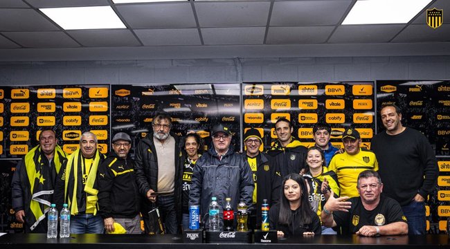 imagen de Peñarol reconoció a sus peñas oficiales en el Campeón del Siglo